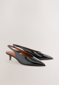 Mustad lakknahast rihmikud, millel on teravad varbad ja madal kassikand. Omaduseks on väljalõigatud disain ja sile, läikiv pind.