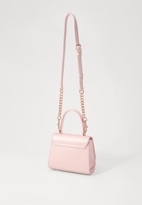 Bolsa de mão em couro sintético rosa com um design estruturado, apresentando uma alça de corrente destacável e uma alça superior. Textura suave com fecho de aba.