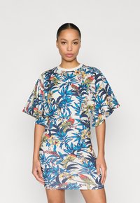 Φλοράλ φόρεμα με κοντά μανίκια που διαθέτει συνδυασμό μπλε, πράσινων, κίτρινων και κόκκινων χρωμάτων σε ανοιχτό φόντο, με εφαρμοστή σχεδίαση.