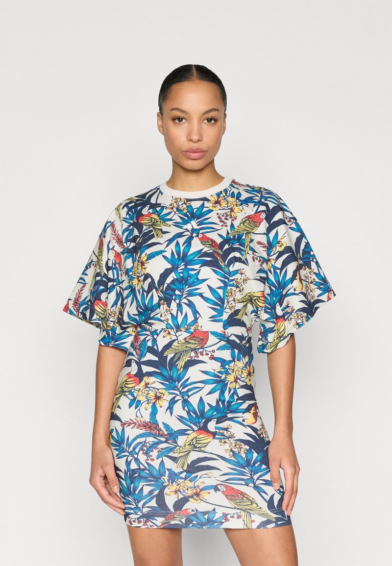 Φλοράλ φόρεμα με κοντά μανίκια που διαθέτει συνδυασμό μπλε, πράσινων, κίτρινων και κόκκινων χρωμάτων σε ανοιχτό φόντο, με εφαρμοστή σχεδίαση.