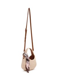 Bolso de paja trenzada con forma curvada, color beige claro, correa de cuero marrón y una bufanda en tonos pastel atada al asa como acento decorativo.