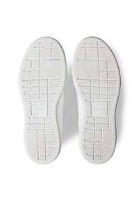 Białe gumowe podeszwy butów z wzorem w kratkę i fakturowanymi akcentami, oznaczone delikatnym logo "Calvin Klein".