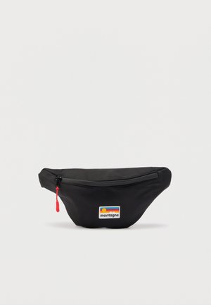 Sac banane noir avec une tirette de fermeture éclair rouge et un patch logo rectangulaire "montagne" affichant un soleil et des rayures à l'avant.