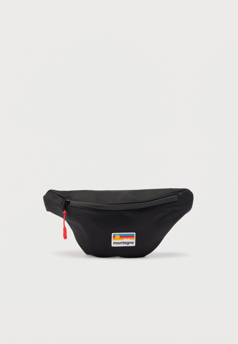 Sac banane noir avec une tirette de fermeture éclair rouge et un patch logo rectangulaire "montagne" affichant un soleil et des rayures à l'avant.