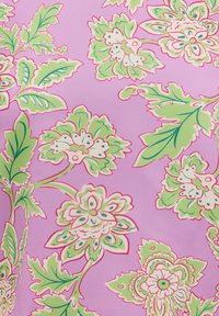 Motifs floraux verts et blancs avec des feuilles sur un fond rose, présentant des fleurs et un feuillage stylisés dans un motif répétitif.