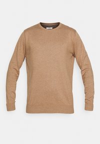 Jasnobrązowy sweter z miękkiej tkaniny, z okrągłym dekoltem, długimi rękawami oraz ściągaczami przy rękawach i dolnym brzegu. Małe logo na klatce piersiowej.