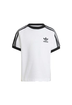 Weißes Baumwoll-T-Shirt mit schwarzem geripptem Kragen und Ärmelabschlüssen, drei schwarzen Streifen auf den Schultern und kleinem schwarzen Logo auf der Brust.