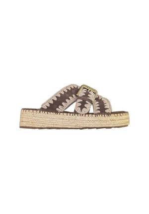 Sandalo platform marrone con suola intrecciata beige, cinturini incrociati cuciti e dettaglio fibbia dorata.