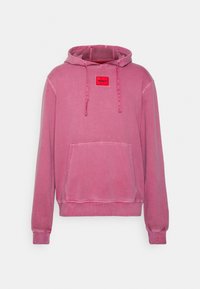 Różowa bluza z kapturem, z kieszenią z przodu, sznurkiem w kapturze i czerwoną naszywką z logo. Wykonana z miękkiej, teksturowanej tkaniny z prążkowanymi mankietami i dołem.