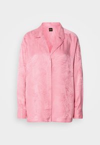 Chemise rose à manches longues avec boutons, motif subtil de feuilles de palmier, col chemise et étiquette noire de la marque BOSS à l'intérieur du col.