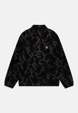 Sort fleece-pullover med gråt lynmønster, halv lynlås foran, kængurulomme og lille hvidt broderet logo på brystet.