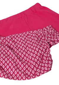 Pantaloni corti rosa con parte superiore semplice e fondo arricciato a fantasia caratterizzato da forme di diamante bianche e rosa chiaro su uno sfondo rosa scuro.