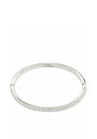Bracelet jonc en argent avec une finition lisse et polie, orné d'une rangée de cristaux transparents sur un côté et d'une fermeture à clapet.