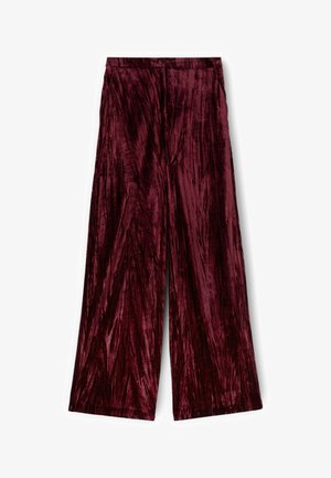 Pantaloni a gamba larga bordeaux realizzati in morbido velluto testurizzato. Presentano una superficie liscia con un sottile motivo ondulato e una vita aderente.