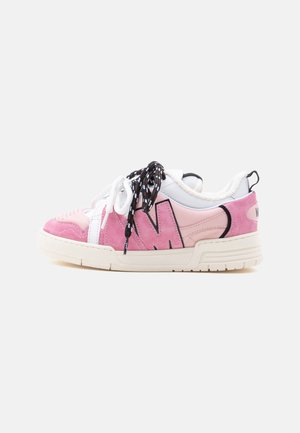 Χαμηλό sneaker με ροζ πάνελ από σουέντ και δέρμα, μαύρα και άσπρα κορδόνια δεμένα σε κόμπο και παχιά λευκή σόλα.