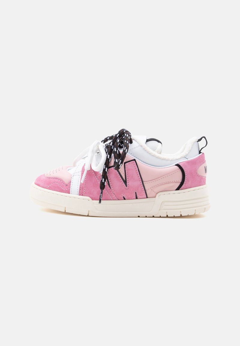 Χαμηλό sneaker με ροζ πάνελ από σουέντ και δέρμα, μαύρα και άσπρα κορδόνια δεμένα σε κόμπο και παχιά λευκή σόλα.