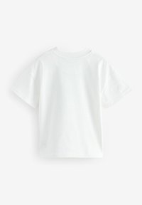 Camiseta blanca de algodón con mangas cortas, escote redondo y un ajuste relajado. Textura suave, sin patrones ni acentos. Vista trasera mostrada.