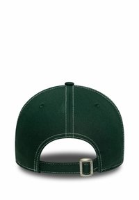 Dunkelgrüner Baseballcap mit gesticktem Design, verstellbarem Metallverschluss und einer runden Oberseite mit einem Knopfdetail in der Mitte.