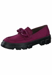 Fuksia mokasiini nupukkinahasta paksulla mustalla pohjalla. Koristeena ylellinen kiiltävä ketju päällä ja ommeltu yksityiskohta varpaankohdassa.