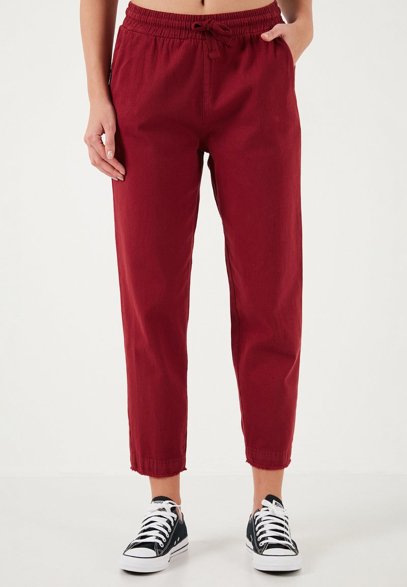 LELA REGULAR FIT - Auduma bikses - bordeaux