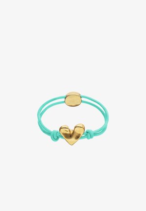 Bracelet double cordon turquoise avec un charm cœur doré brillant et un fermoir magnétique en or.