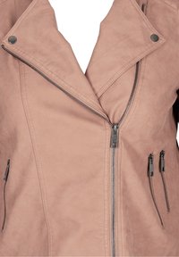 Różowa kurtka motocyklowa zamszowa typu faux, z kołnierzem z wycięciem, asymetrycznym zamkiem błyskawicznym z przodu oraz dwoma zapinanymi na suwak bocznymi kieszeniami z metalowymi akcentami.