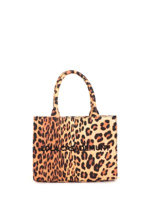 Pequeño bolso tote con estampado de leopardo y doble asa, con el texto "LOLA CASADEMUNT" en la parte delantera.