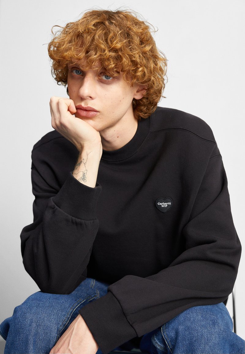 carhartt-wip-heart-patch-mikina-black-ern-zalando-cz