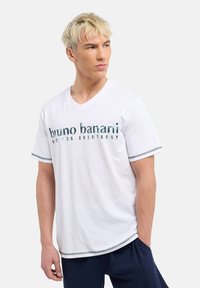 Weißes V-Ausschnitt-T-Shirt mit blauer Schrift, auf der steht "bruno banani NICHT FÜR JEDERMANN", mit kontrastierenden Nähten an den Ärmeln und einem lässigen Schnitt.