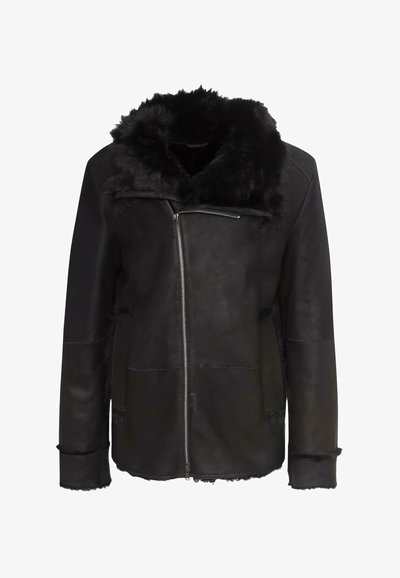 Veste en cuir noir avec un col en fourrure, fermeture éclair asymétrique et accents texturés le long de l'ourlet et des manches.