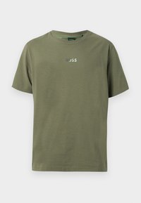 Oliwkowozielony bawełniany T-shirt z okrągłym dekoltem, krótkimi rękawami i odblaskowym logo "BOSS" na przodzie. Klasyczny krój, gładka faktura.