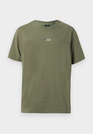 Bombažno majico olivno zelene barve z okrolim izrezom, kratkimi rokavi in odsevnimi črkami "BOSS" spredaj. Klasičen kroj, gladka tekstura.
