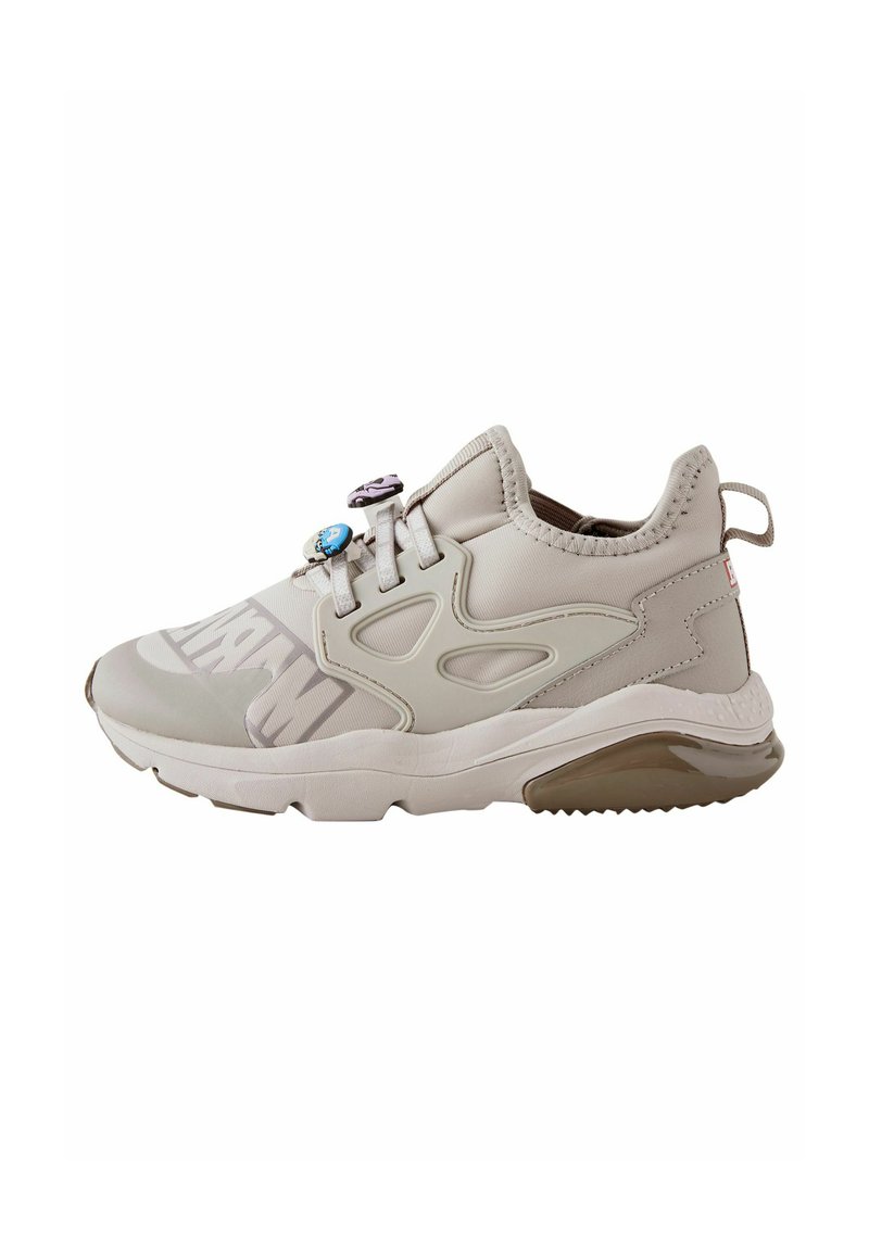 Heledad beež sneaker tekstureeritud ülemise osa, dekoratiivsete aktsentidega ja chunky valge tallaga. Omab unikaalseid paela kinnitusi ja logo detaile.