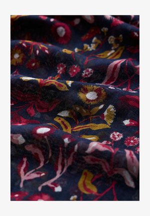 Donkerblauwe stof met getextureerde plooien, versierd met een bloemmotief van rode, gele en witte bloemen en bladeren.