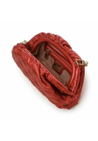Borsa a tracolla rossa trapuntata con una texture morbida e lucida, accessori in tonalità oro e una tasca interna con zip. L'apertura superiore rivela un rivestimento beige.
