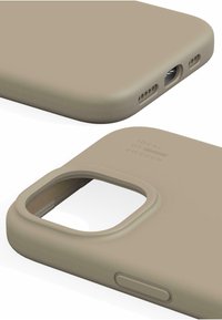 Custodia per telefono beige in morbido silicone. Sottile, con bordi arrotondati e ritagli per fotocamera e pulsanti, presenta un logo in rilievo discreto.