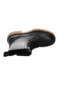 Stivale in pelle nera con punta rotonda, chiusura con lacci anteriore, zip laterale e suola in gomma beige spessa. Include un tassello sul tallone.