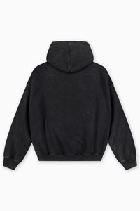 Μαύρο φούτερ με κουκούλα από απαλό ύφασμα με υφή και ανάγλυφο σχέδιο στο πίσω μέρος που διαθέτει κεντρικό μοτίβο σταυρού. Τσέπη τύπου καγκουρό στο μπροστινό μέρος.