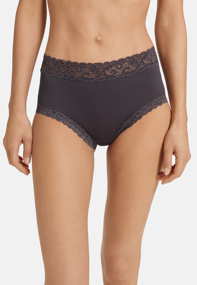 Höga, mörkgrå trosor med en spetsig midja. Mjuk tyg, sömlös design, intrikata spetsdetaljer längs kanterna.