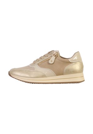Beige og guld afslappet sneaker med sidelukning med lynlås, snørefront og polstret sål, vist fra den inderste side på en hvid baggrund.