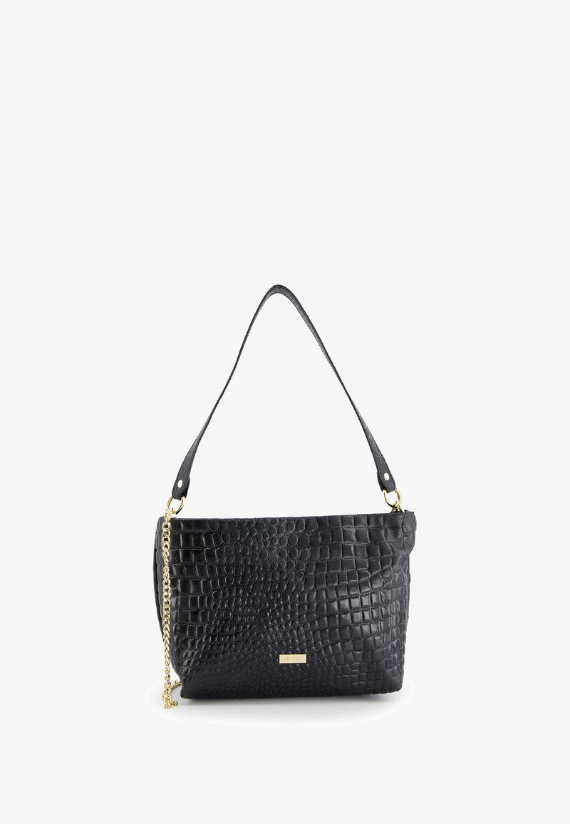 Sac à main en cuir noir avec une texture croco, doté d'un accent de chaîne dorée et d'une seule bandoulière. Forme rectangulaire, design épuré.
