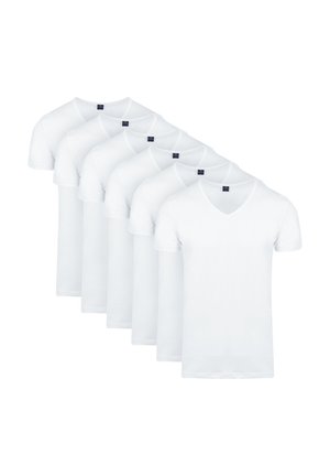 Zes effen witte T-shirts met V-hals en korte mouwen, gerangschikt in een verspringende stapel op een witte achtergrond.