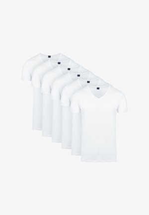 Sechs schlichte weiße V-Ausschnitt T-Shirts mit kurzen Ärmeln, gestaffelt auf einem weißen Hintergrund angeordnet.