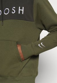 Nike Sportswear Luvtröja - olive