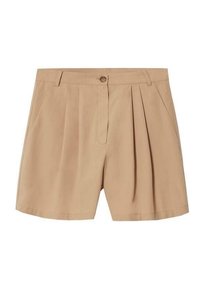 Shorts beige à texture lisse, avec des plis à l'avant, une fermeture à un bouton et des poches latérales pour un design fonctionnel.