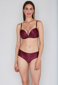 Ensemble de lingerie rayé bordeaux comprenant un soutien-gorge rembourré avec des bretelles ajustables et un bas de bikini assorti avec un petit accent décoratif.