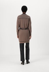 KARL LAGERFELD LOGO BELTED - Kardiganas - beige/black