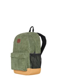 Mochila de pana verde con base marrón, que cuenta con un bolsillo delantero, un bolsillo lateral de malla y correas ajustables negras.