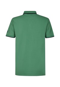 Zelená polo triko s jednobarevným designem, krátkými rukávy, límečkem a námořnicky modrým lemem kolem límečku a rukávů. Jednoduchý design, bez vzorů.