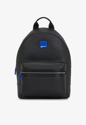 Sort rygsæk lavet af glat syntetisk materiale, med en frontlomme med lynlås og blå lynlåse samt et blåt logo mærke. Rund form.
